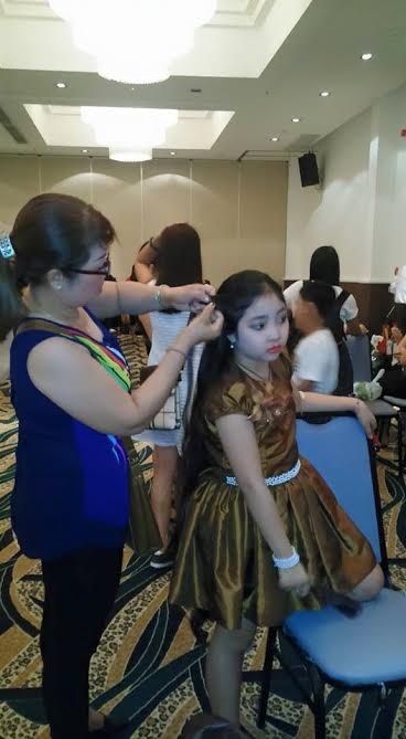 
Mẹ Hồng Minh chăm chút con gái nhỏ
