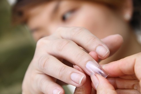 Làm móng tay giả là rước hoạ vào thân - 1
