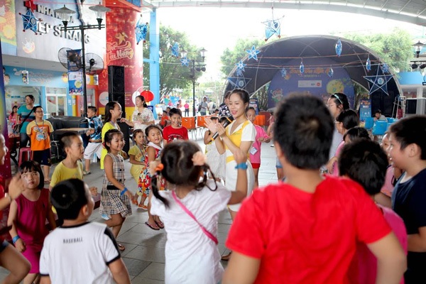 Ngày hội tuổi thơ - gắn kết gia đình - 2 Những trò chơi tuổi thơ dân dã: Mèo bắt chuột, Rồng rắn lên mây… được các bé hào hứng hưởng ứng, nhiệt tình tham gia.