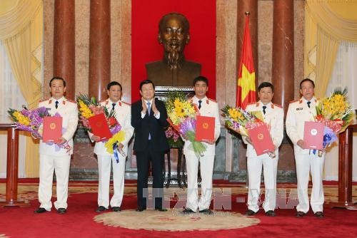 Chủ tịch nước trao quyết định bổ nhiệm Kiểm sát viên Viện Kiểm sát nhân dân tối cao - 1
Chủ tịch nước Trương Tấn Sang trao quyết định bổ nhiệm chức danh Kiểm sát viên Viện Kiểm sát Nhân dân tối cao - (Ảnh TTXVN)