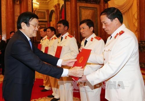 Chủ tịch nước trao quyết định bổ nhiệm Kiểm sát viên Viện Kiểm sát nhân dân tối cao - 2
Chủ tịch nước Trương Tấn Sang trao quyết định bổ nhiệm chức danh Kiểm sát viên Viện Kiểm sát Nhân dân tối cao - (Ảnh TTXVN)
