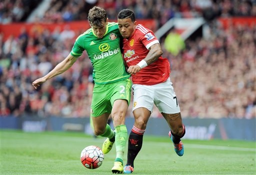 Man Utd 3-0 Sunderland (kết thúc) - 1 Jones (trái) ngăn chặn pha đi bóng của Depay