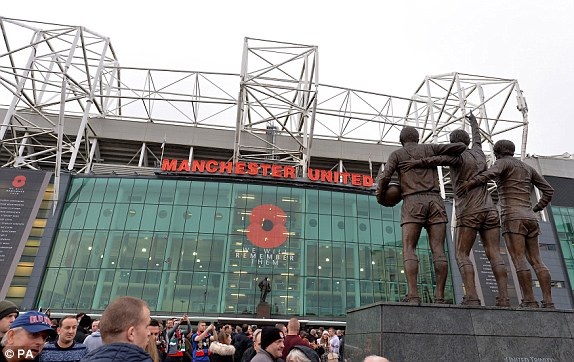 
Old Trafford mở cửa đón chào cổ động viên trước giờ bóng lăn
