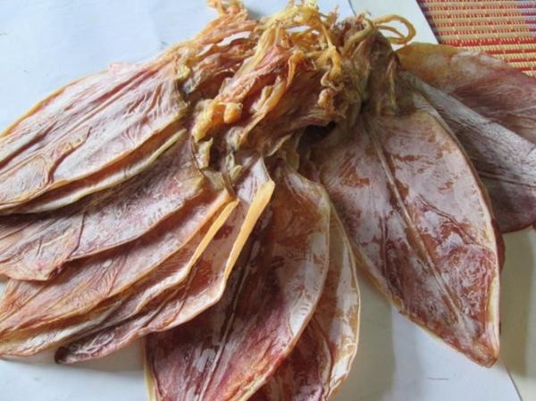 Vài động tác nhỏ biết ngay mực giả, mực thật - 1 Nên chọn mua những loại mực có lớp phấn dày và màu tươi (Ảnh: Internet)