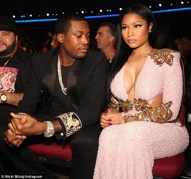 Bạn trai không thể rời mắt khỏi vòng một hấp dẫn của Nicki Minaj - 1
Rapper Meek Mill dành cho bạn gái Nicki Minaj ánh nhìn ngưỡng mộ và say đắm khi cặp đôi này cùng dự lễ trao giải American Music Awards 2015.