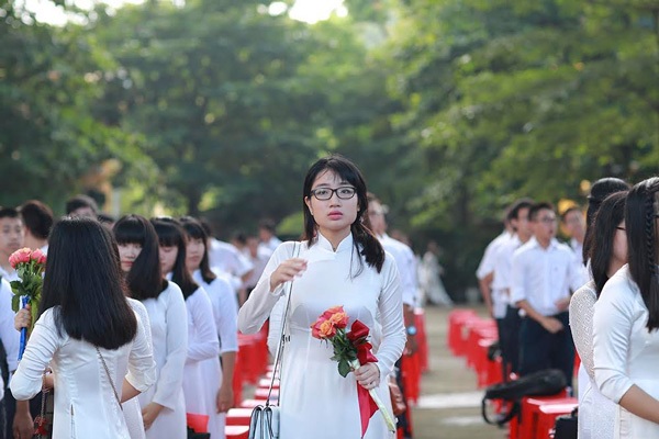 Nữ sinh trường Bưởi khoe sắc trong lễ khai giảng ngập tràn nắng - 3 Nữ sinh trường Bưởi khoe sắc trong lễ khai giảng ngập tràn nắng - 3