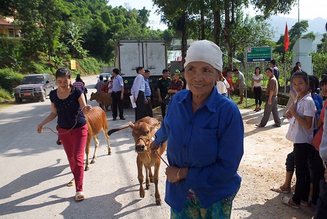 Dân vùng nghèo nhất nước được tặng trạm xá và bò giống - 1 Dân vùng nghèo nhất nước được tặng trạm xá và bò giống - 1