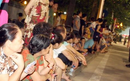 Hàng vạn người háo hức chờ xem đoàn diễu binh - 7