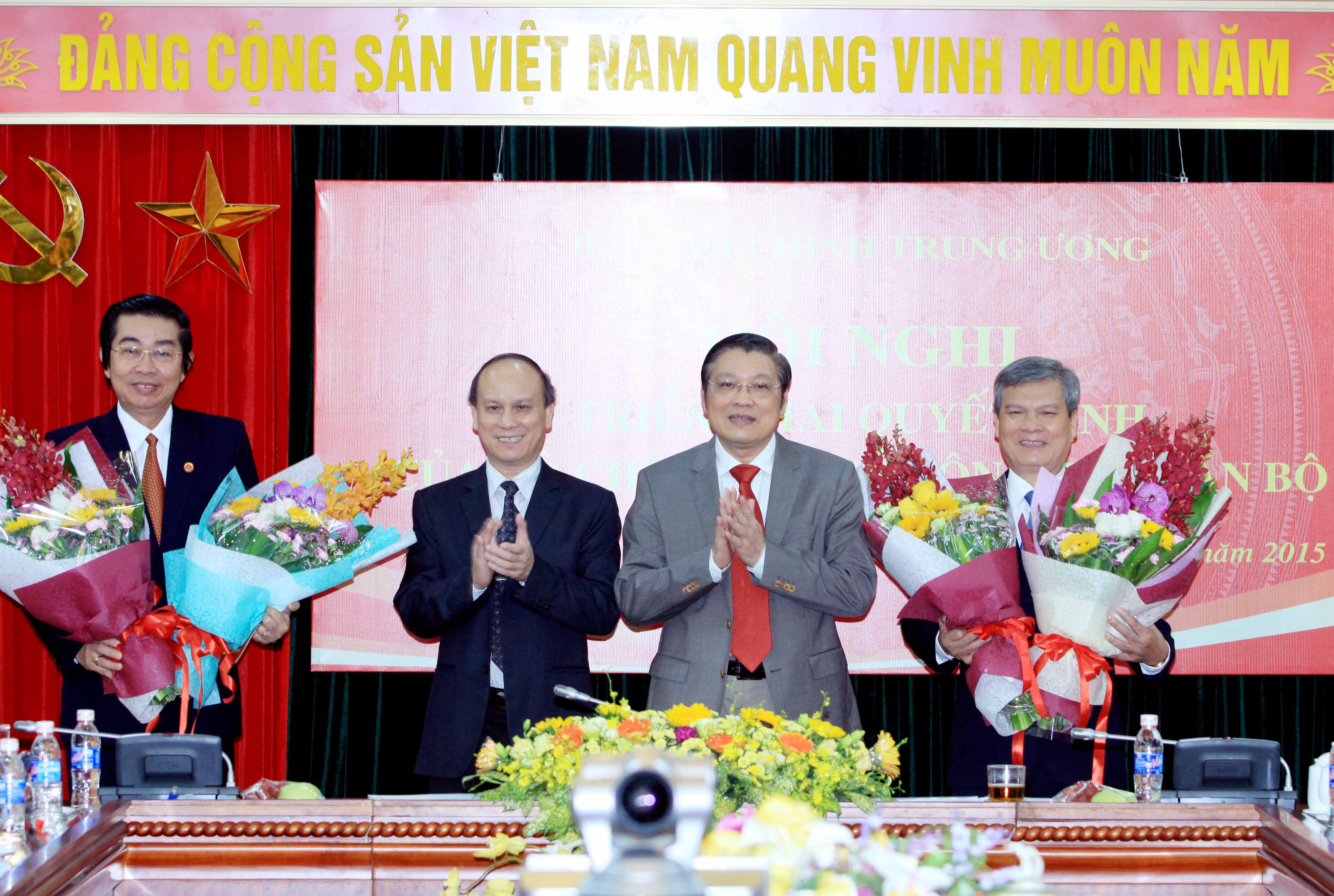 Triển khai Quyết định của Bộ Chính trị về nhân sự Ban Nội chính Trung ương - 1
Tặng hoa chúc mừng cho tân Phó Trưởng Ban Nội chính Trung ương Nguyễn Văn Thông (ngoài cùng bên phải) và tân Phó Trưởng Ban Nội chính Trung ương Võ Văn Dũng (ngoài cùng bên trái) tại hội nghị. Ảnh: An Đăng - TTXVN.