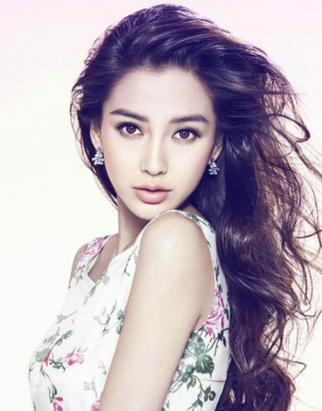 Những đôi mắt “nai” hút hồn của màn ảnh châu Á - 7
Bà xã của Huỳnh Hiểu Minh - Angelababy mang vẻ đẹp chuẩn mực với gương mặt cân đối, hoàn hảo, cùng đôi mắt sáng to tròn. Bản thân nam diễn viên họ Huỳnh và nhiều nam đồng nghiệp phải thừa nhận, họ bị “hút hồn” khi nhìn vào đôi mắt to như búp bê của Angelababy.