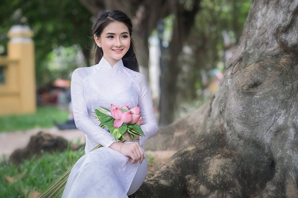 Nữ sinh Kinh tế đẹp tinh khôi trong tà áo dài trắng - 1 Như Ý đẹp dịu dàng trong tà áo dài trắng