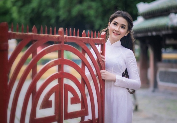 Nữ sinh Kinh tế đẹp tinh khôi trong tà áo dài trắng - 3 Như Ý rất thích áo dài, muốn lưu giữ nhiều khoảnh khắc đẹp trong tà áo dài truyền thống thướt tha