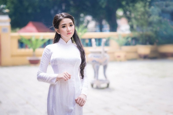Nữ sinh Kinh tế đẹp tinh khôi trong tà áo dài trắng - 2 Nữ sinh Việt Nam trong tà áo dài thướt tha luôn để lại những ấn tượng đẹp