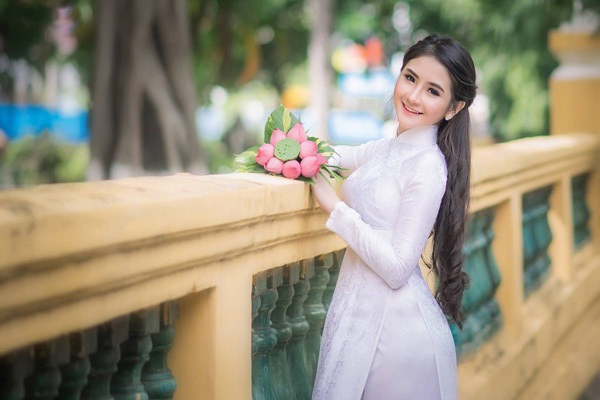 Nữ sinh Kinh tế đẹp tinh khôi trong tà áo dài trắng - 8 Nữ sinh Kinh tế đẹp tinh khôi trong tà áo dài trắng - 8