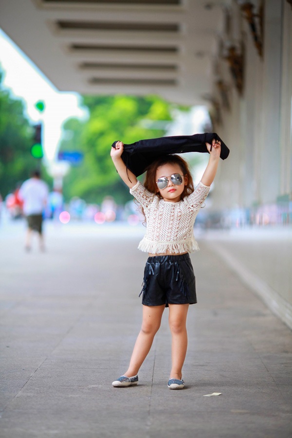 Mẫu nhí 5 tuổi gây ấn tượng với phong cách cực chuyên nghiệp - 4