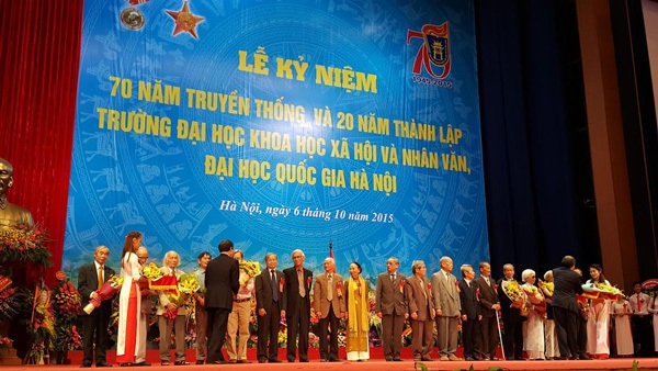 Biết ơn, tự hào về mái trường xưa, về các thầy cô và bè bạn - 2 Lãnh đạo ĐH KHXH&NV tri ân những cán bộ, nhà giáo lão thành đã có nhiều cống hiến đóng góp cho nhà trường.