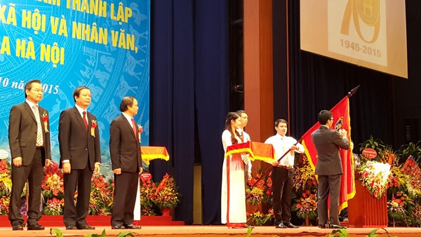 Biết ơn, tự hào về mái trường xưa, về các thầy cô và bè bạn - 1
Phó Thủ tướng Vũ Đức Đam trao tặng Huân chương Độc lập hạng Nhất cho trường ĐH KHXH&NV-ĐHQG HN.