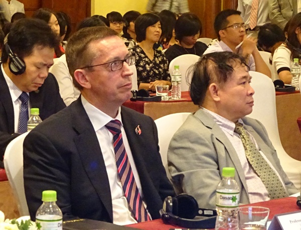 Khi Giáo sư New Zealand tự tin đọc tục ngữ Việt - 3 Giáo sư Neil Quigley (trái) - Hiệu phó trường ĐH Waikoto (New Zealand) có lời dẫn bằng tục ngữ Việt đầy thú vị.