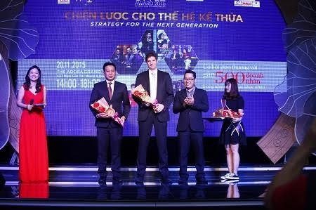 Lãnh đạo doanh nghiệp bàn về chiến lược cho người kế thừa - 5 Ông Robert Sherwood – Giám đốc Phát triển AEG Việt Nam (thứ tư từ trái qua – ảnh 5: Thứ 3 từ trái qua)