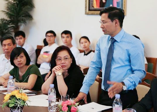 TS. Nguyễn Phúc Hiền - "Người truyền lửa" cho phong trào DHS Việt tại Đức - 1 TS. Nguyễn Phúc Hiền phát biểu tại buổi họp báo công bố chính thức Hội trại thanh niên sinh viên châu Âu lần thứ nhất, tháng 8/2015.