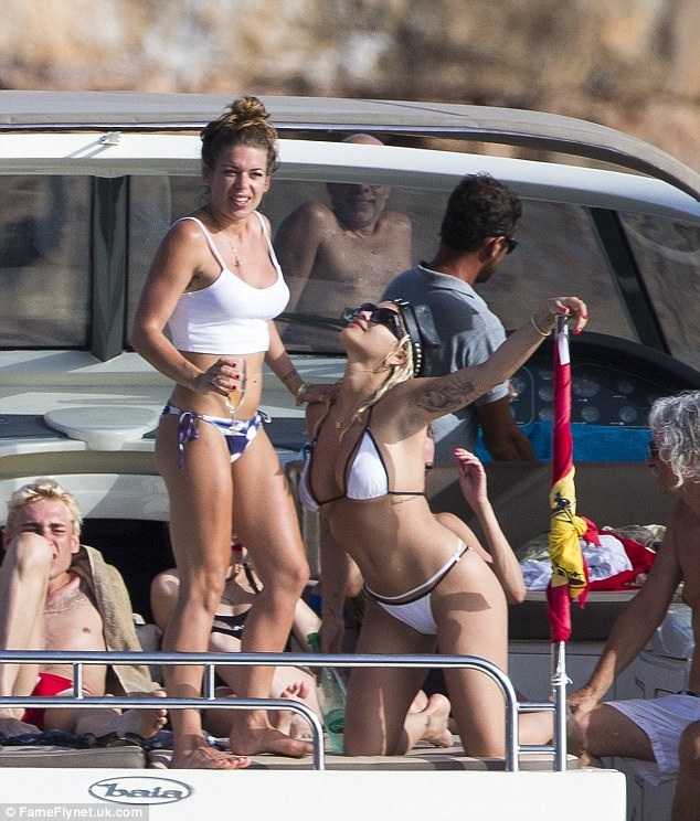 Sao 9X người Anh bốc lửa với áo tắm hai mảnh gợi cảm - 4 Bên cạnh đó là lịch trình diễn kín đặc tại Mỹ