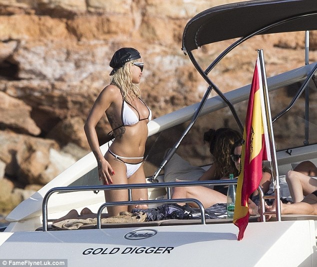 Sao 9X người Anh bốc lửa với áo tắm hai mảnh gợi cảm - 9 Ca sỹ “Poison”sẽ có nhiều chuyến đi quảng bá đĩa đơn mới mang tên “Body on Me” - trong đó cô hát cùng Chris Brown