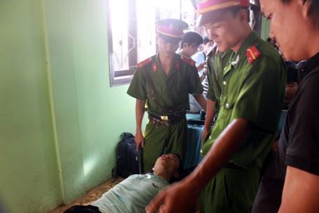 Xử vụ giết người rúng động tại Quảng Trị: Phiên tòa trì hoãn do bị cáo ngất xỉu - 3 Bị cáo đã bị ngất xỉu khi vừa rời khỏi thùng xe được áp tải chở đến phiên xử