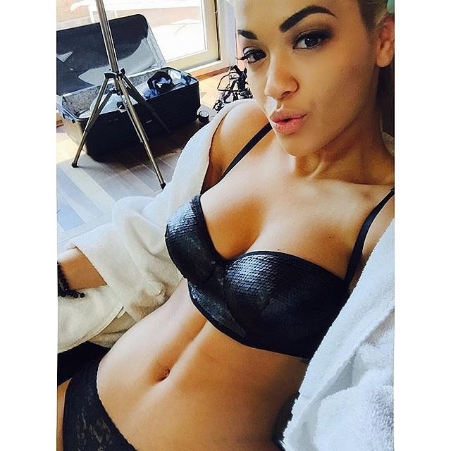Những bức ảnh "tự sướng" hấp dẫn nhất của sao - 6 Rita Ora
