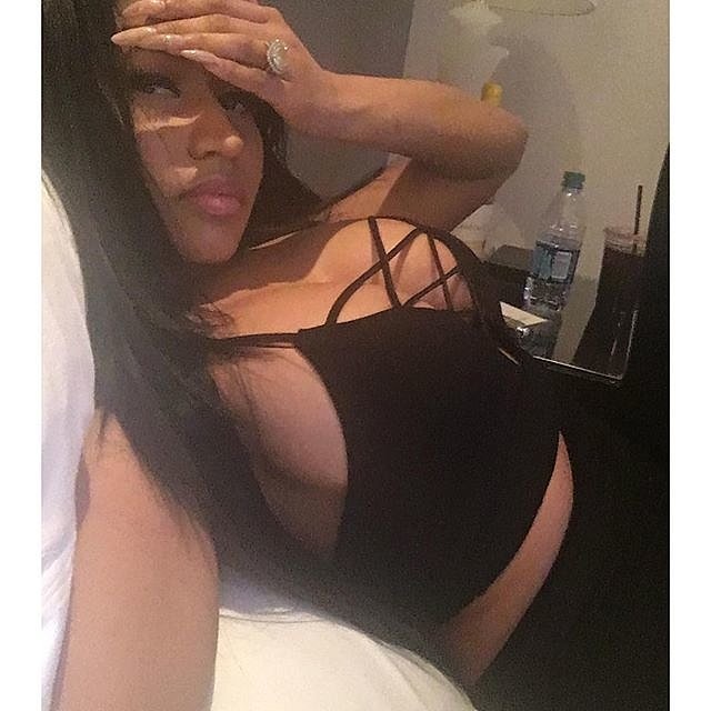 Những bức ảnh "tự sướng" hấp dẫn nhất của sao - 10 Nicki Minaj