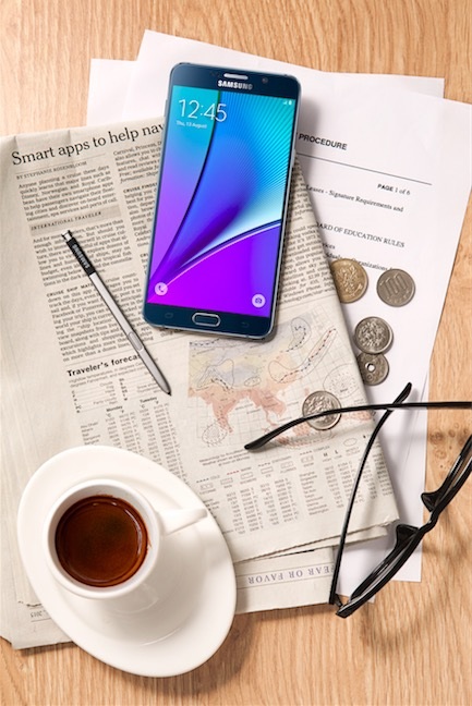 
Đây là bàn làm việc điển hình buổi sáng của một doanh nhân. Khởi đầu ngày mới với ly cà phê espresso, đọc báo và kiểm tra lịch làm việc, lên kế hoạch các hoạt động trong ngày rõ ràng, chặt chẽ.
