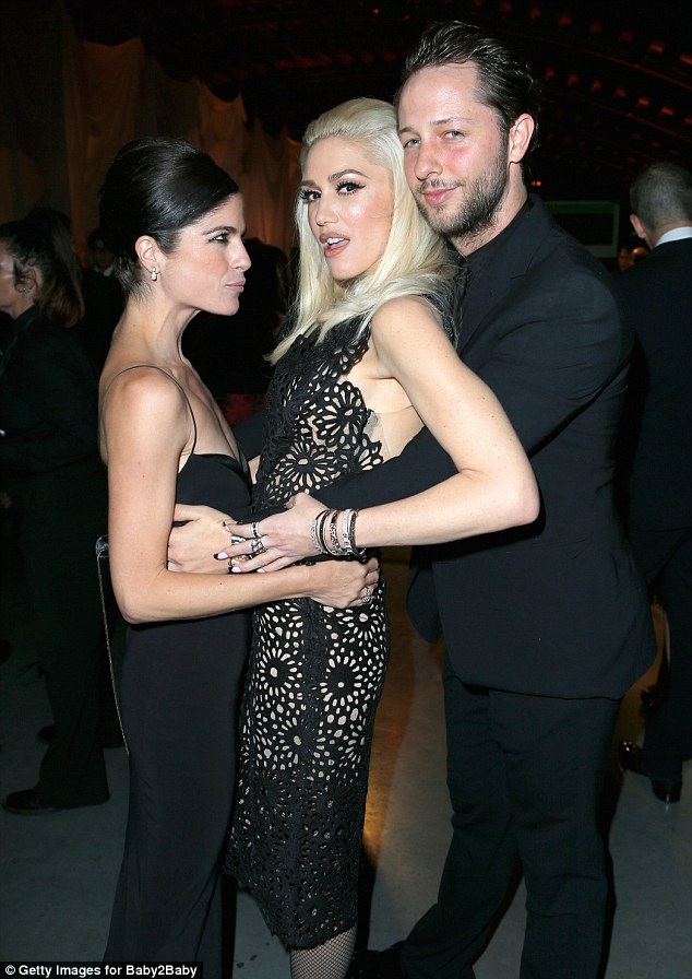 
Selma thân thiết với Gwen Stefani và Derek Blasberg trong sự kiện.
