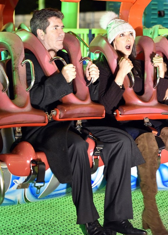 
Simon và bạn gái kém tuổi cùng trải nghiệm những trò chơi mạo hiểm. Ở bên người phụ nữ của đời mình, Simon như trẻ hơn tuổi. Nụ cười luôn nở trên môi doanh nhân kiêm nhà sản xuất mát tay của Anh quốc.
