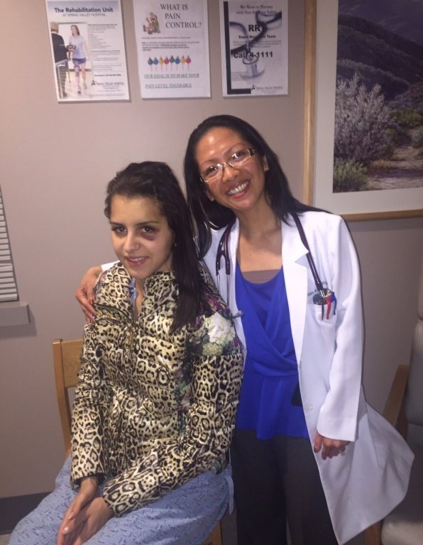 
Người đẹp Slovenia (trái) buộc phải nằm viện 4 ngày sau tai nạn không may xảy ra trong nhà tắm khiến cô vắng mặt trong tất cả các hoạt động của cuộc thi mấy ngày qua.
