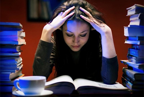 Hay phàn nàn dễ dẫn tới stress - 2 Làm việc quá sức khiến cơ thể cảm thấy mệt mỏi dẫn tới stress (Ảnh: Internet)