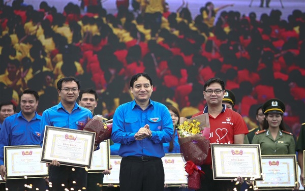 Đồng chí Nguyễn Đắc Vinh trao tặng Bằng khen cho các tập thể, cá nhân xuất sắc trong Chiến dịch Thanh niên tình nguyện Hè 2015 Đồng chí Nguyễn Đắc Vinh trao tặng Bằng khen cho các tập thể, cá nhân xuất sắc trong Chiến dịch Thanh niên tình nguyện Hè 2015