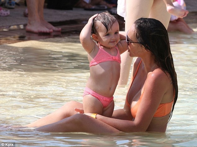 Con gái tỷ phú F1 khoe vòng một căng tròn - 7
Gia đình Tamara Ecclestone chỉ di chuyển bằng máy bay riêng