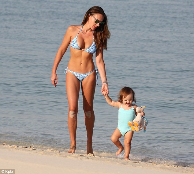 Con gái tỷ phú F1 bốc lửa trên biển - 1
Tamara Ecclestone đưa con gái Sophia đi nghỉ mát tại Dubai ngày 11/11 vừa qua