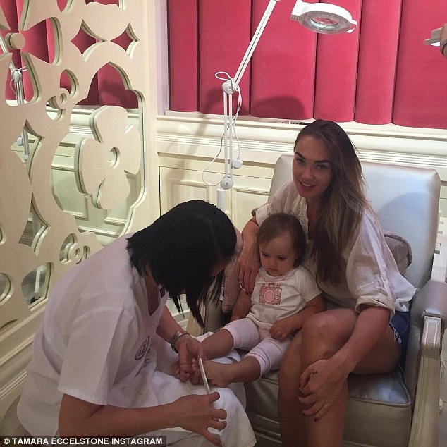 Con gái tỷ phú F1 bốc lửa trên biển - 7
Con gái của Tamara Ecclestone là một trong những bé gái sành điệu nhất thế giới, cô bé tận hưởng cuộc sống xa hoa và sống trong dinh thự hàng trăm triệu đô la từ khi mới chào đời.