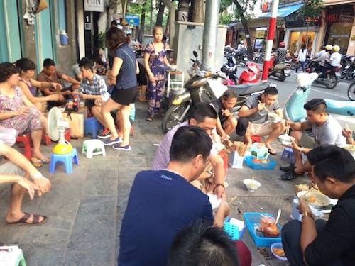 Trưởng công an quận Hoàn Kiếm chỉ đạo xử lý dứt điểm nạn “xà xẻo” vỉa hè phố cổ trục lợi - 1
Vỉa hè phố cổ bị xà xẻo không thương tiếc.