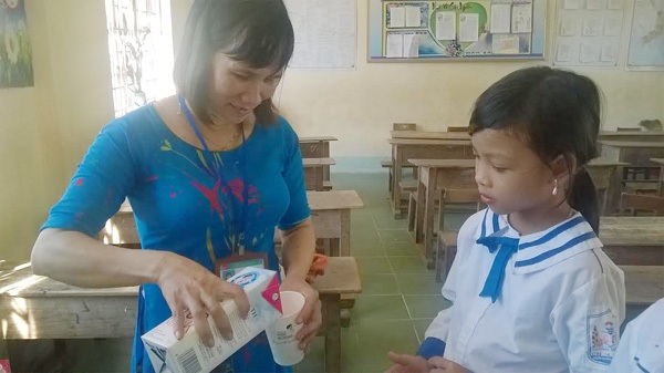 Cô giáo Nguyễn Thị Mai, Chủ nhiệm lớp 1C, trường Tiểu học Diễn Lộc (Diễn Châu) chia sữa cho các con. Cô giáo Nguyễn Thị Mai, Chủ nhiệm lớp 1C, trường Tiểu học Diễn Lộc (Diễn Châu) chia sữa cho các con.
