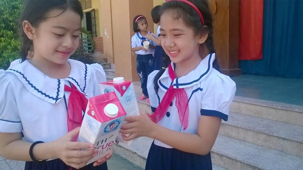 Em Cao Thị Ngọc Ngân và Hoàng Mai Trang lớp 4b, trường tiểu học Diễn Lộc (Diễn Châu) cho biết các em thích sữa vị dâu và “mong ngày nào cũng được uống sữa ở trường” Em Cao Thị Ngọc Ngân và Hoàng Mai Trang lớp 4b, trường tiểu học Diễn Lộc (Diễn Châu) cho biết các em thích sữa vị dâu và “mong ngày nào cũng được uống sữa ở trường”