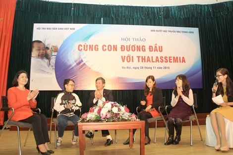 Bệnh tan máu bẩm sinh - Quả bom nguyên tử đã nổ ở Việt Nam - 2
GS.TS Nguyễn Anh Trí và ThS. BS Nguyễn Thị Thu Hà (ngoài cùng bên trái) cùng các bệnh nhân