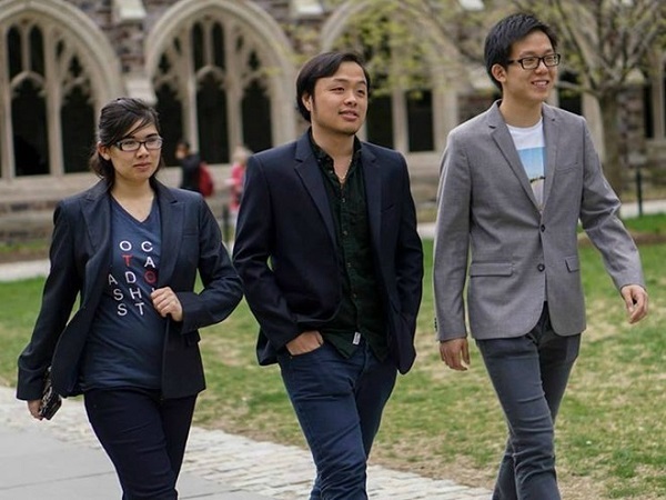 9X Việt “ẵm” 8 học bổng Tiến sĩ toàn phần Mỹ: Cuộc gọi từ Harvard… - 1 Châu Thanh Vũ (giữa) cùng bạn tại sân trường ĐH Harvard.