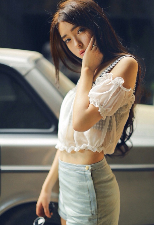 Trương Hạc Di sinh ngày 11/11/1994 tại Bắc Kinh. Trương Hạc Di sinh ngày 11/11/1994 tại Bắc Kinh.
