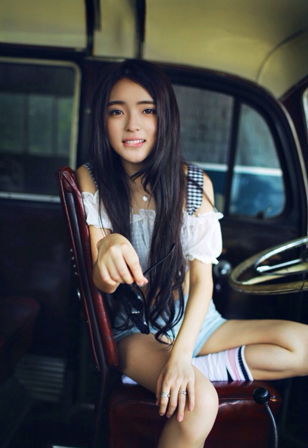 Tuy không sở hữu chiều cao nổi trội nhưng nữ sinh 9x lại gây ấn tượng với gương mặt khả ái và làn da trắng hồng. Tuy không sở hữu chiều cao nổi trội nhưng nữ sinh 9x lại gây ấn tượng với gương mặt khả ái và làn da trắng hồng.