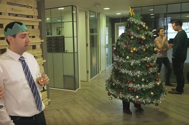 Giả làm cây thông noel để trốn tiệc - 1 Giả làm cây thông noel để trốn tiệc - 1
