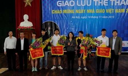 
Thứ trưởng Bộ GD-ĐT Nguyễn Thị Nghĩa tặng cờ lưu niệm tới các đơn vị tham gia buổi giao lưu
