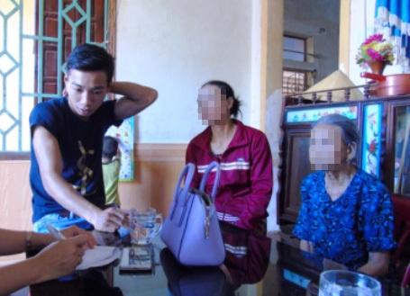 Bị cáo Hoàng Văn Thắng (bìa trái) hiện đang được tại ngoại tỏ ra rất ân hận và xót xa khi chia sẻ câu chuyện với PV