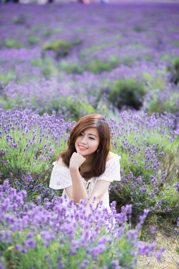 Ngắm vẻ yêu kiều của nữ thạc sĩ Việt giữa cánh đồng oải hương - 2 Ngắm vẻ yêu kiều của nữ thạc sĩ Việt giữa cánh đồng oải hương - 2