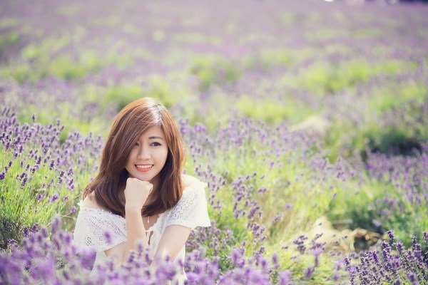 Ngắm vẻ yêu kiều của nữ thạc sĩ Việt giữa cánh đồng oải hương - 4 Ngắm vẻ yêu kiều của nữ thạc sĩ Việt giữa cánh đồng oải hương - 4